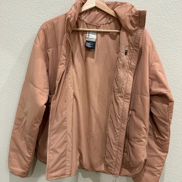Vuori Canyon Insulated Jacket in Rose - Picture 5 of 6